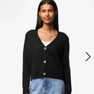 Svart kofta från Pieces - Super söt kofta från Pieces, bara testad, nypris 450kr, pris går att diskutera, skriv om ni har frågor!☺️💕.