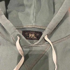 Rrl hoodie - Grön Rrl hoodie med liten fläck, dm för frågor
