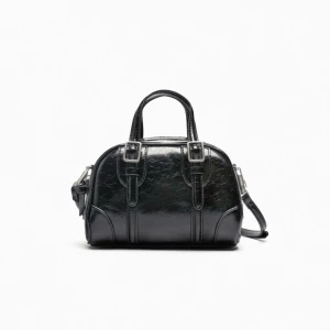 Zara väska - Slutsåld zara crossbody väska. Kommer inte till användning, har lite rost på de silvriga spännena, annars som ny. PM för fler bilder!🥰