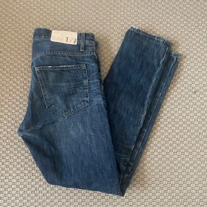 Tiger of Sweden Jeans - Säljer dessa snygga jeans från tiger of Sweden i modellen ”Pistolero”. De har små slitningar på flera ställen vilket är del av design | Kontakta mig vid eventuella frågor!