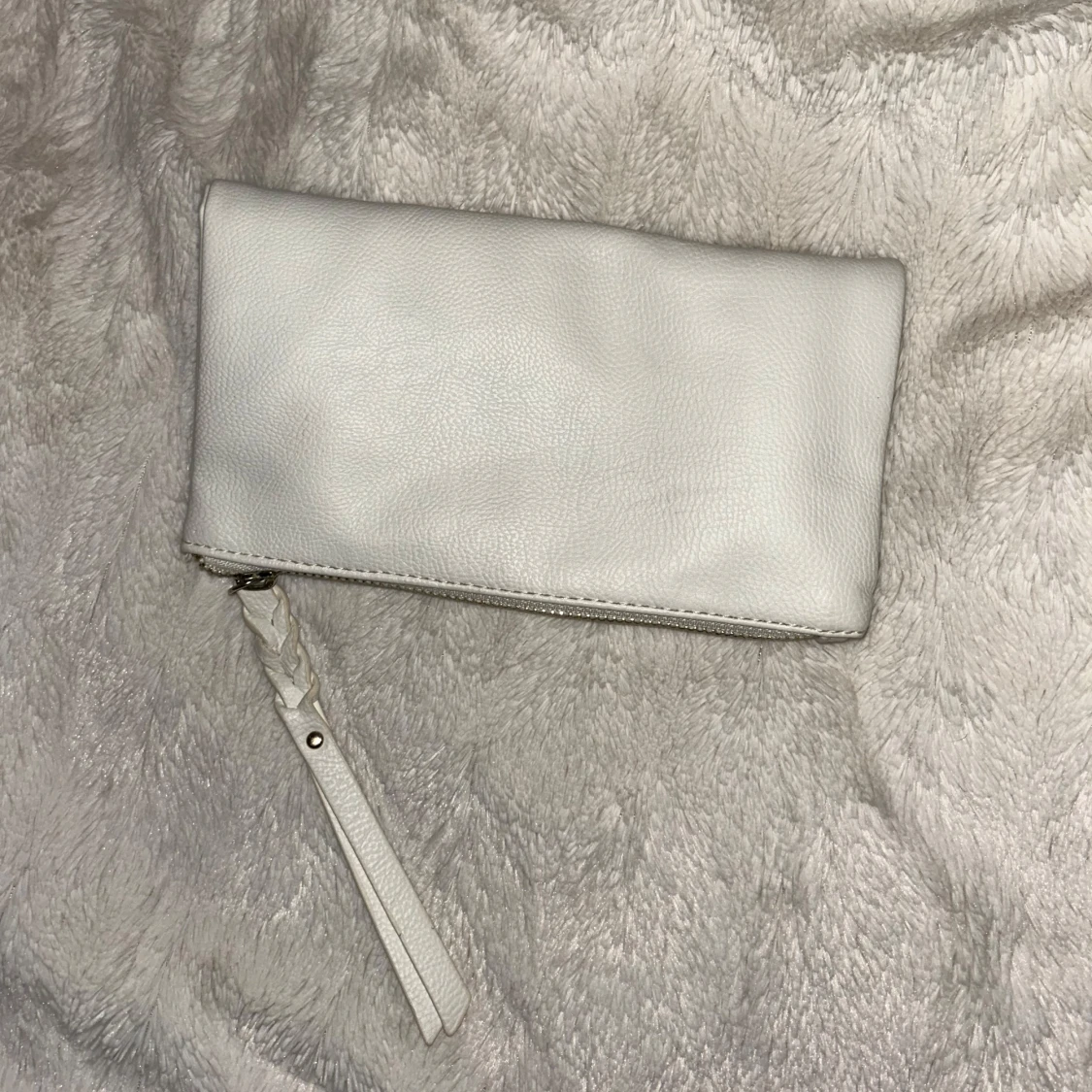 Vit axelväska/plånbok med kedja