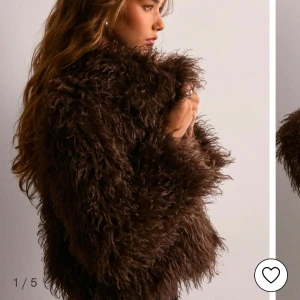 SÖKER BRUN PÄLSJACKA - Söker denna pälsjacka från Nelly i storlek S eller M🤎