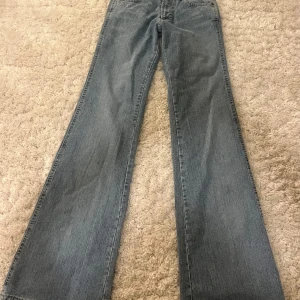 Blå flare jeans från Lois - Super snygga lågmidjade jeans från lois. Säljer då de inte passar mig. De är i nyskick med prislapp.💕