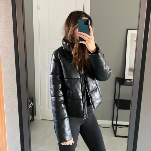 Jacka  - Svart jacka i väldigt fint skick! Hög hals. Storlek S. Varsamt använd. 