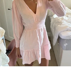 Zara ljusrosa klänning med volangdetaljer, strl S - Fint skick 