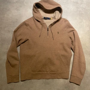 Polo Ralph Lauren Hoodie  - Unik RL hoodie med zip! Storlek M passar runt 175-180! Vid frågor är det bara att höra av sig ! Allt gott .