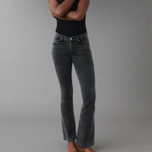 Grå bootcut jeans - Snygga grå lo waist bootcut petite jeans. De har en bekväm passform och är perfekta för en avslappnad stil. De har använts men är i bra skick defekter finns på 2 och 3 bilden 2 är nagel lim som säkert går bort med en nagel fil och 3 har blivit lite sliten i tvätten men det lägger man inte så mycket märke till. Pris kan diskuteras vid snabb äffär.