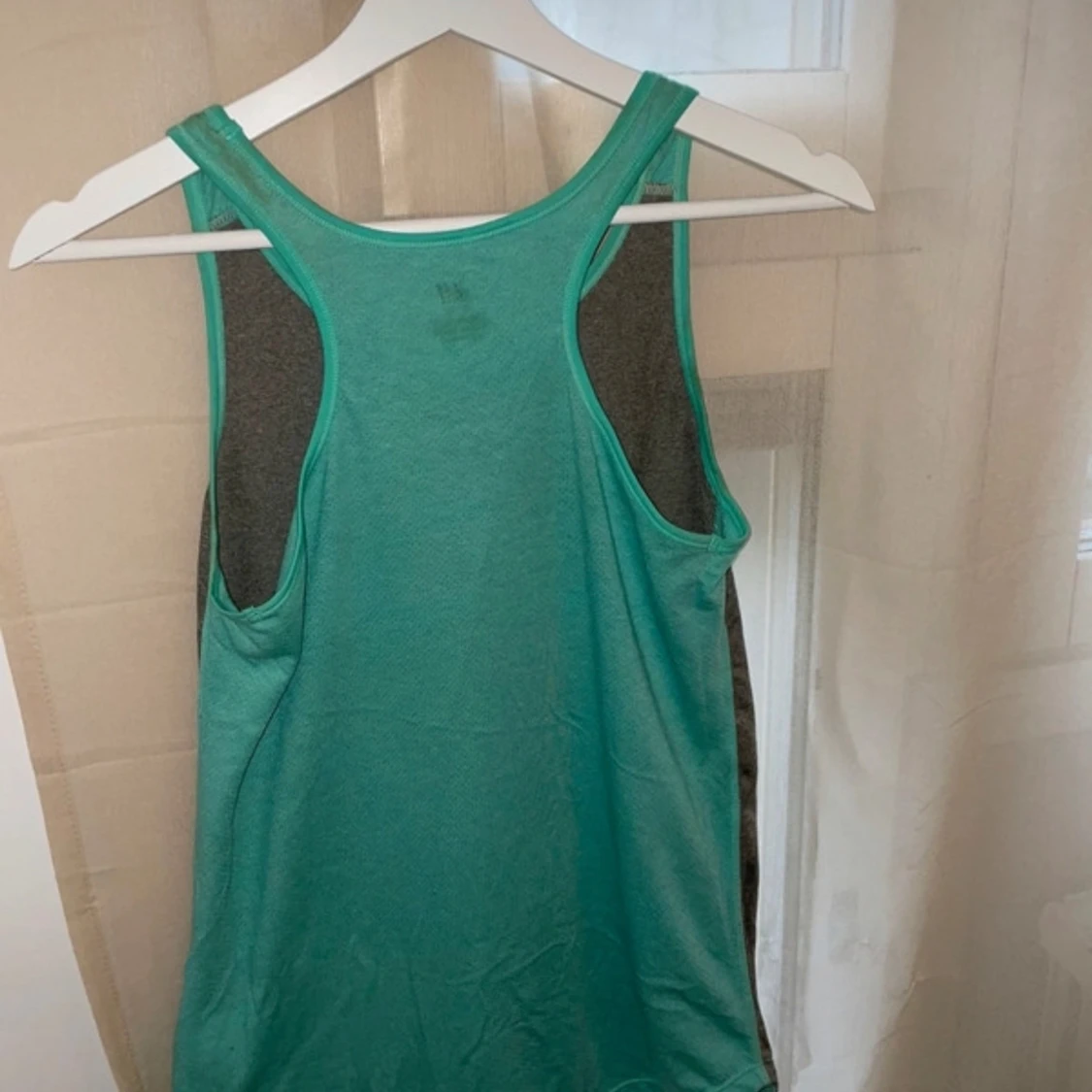 Grå och turkos sportlinne från H&M - 1