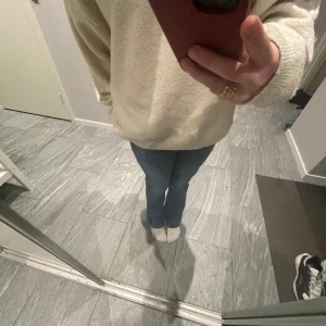 Blåa jeans  - Säljer dessa jeans från lager 157 då de inte kommer till andvädning längre, säljer billigt pågrund utav att jag trampat sönder dom litegrann men inget man lägger märke till. De är i storlek 160.