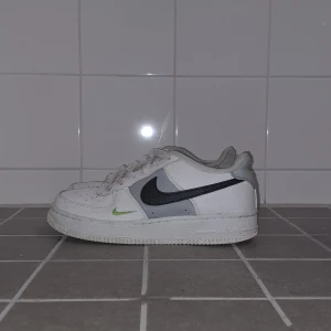 Nike Air Force 1 - Skick 7/10, köpt för ca 1000kr men säljer för endast 249kr, först till kvarn, strl 37.5, kommer med original box.