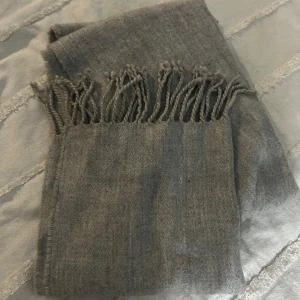 Grå halsduk  - Snygg och super varm. Skönt matrial