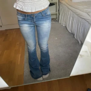 Blå lågmidjade bootcut jeans - Säljer dessa jeans då dom tyvärr var för långa💞midjemått 37 och innebenslängd 83☺️(inte mina bilder)