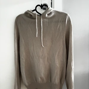 Beige hoodie från Soft Goat - Beige tröja i kashmir från Soft goat 