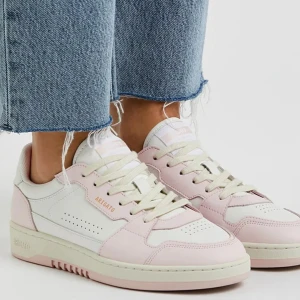 Vita och rosa dice lo sneakers från Axel Arigato helt nya -  helt nya Axel Arigato skor i strl 36 (passar mig som vanligtvis har 37). 😊Modellen är Dice Lo