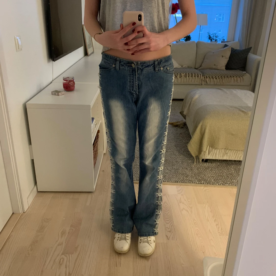 Blå jeans med broderade detaljer - 1