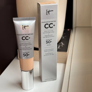 It Cosmetics CC Cream Foundation Fair Light, SPF50+ - Den här köpte jag på Kicks (typ 22/1/2025), men efter att ha använt den så märkte jag att den var lite för kall i tonen för mig. Totalt sett har jag använt 3 hela pumptyck, så det är ca 98% kvar i tuben. Tuben hann ju inte bli så kladdig men den är ändå varsamt rengjord med bomullspads så att den ser (nästan) ny ut. Om det här är din shade kommer du älska den! Originalförpackningen medföljer såklart! (Inköpt för 550 kr). Pumpen har inte vidrört ansikte/borste.