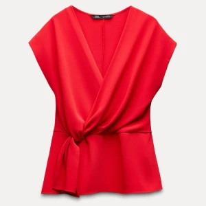 Röd omlottopp från Zara - Använd 1 gång.