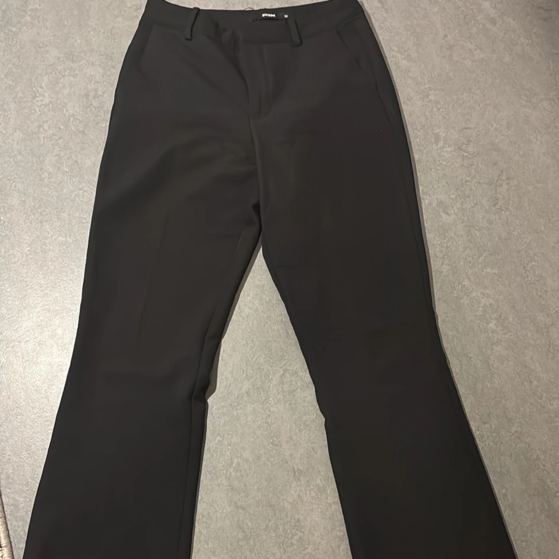 Svarta kostymbyxor från BikBok