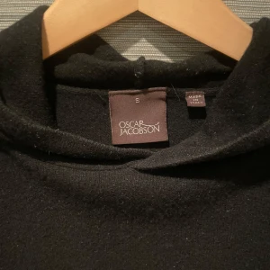 Oscar Jacobson hoodie  - Säljer denna populära Oscar Jacobson hoodie i merino/cashmere. Den är i storlek small, bra skick, inga defekter. Ny pris på denna är runt 1600, hör gärna av dig om du har några funderingar 🙌✌️