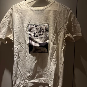 Limitato t-shirt   - Säljer en vit limitato T-shirt som jag inte längre använder. Den är mycket använd men fortfarande i bra skick. 