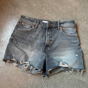 Jeansshorts Zara - Små i storleken, passar 36/S! Säljs pga att de aldrig kom till användning, så i mycket bra skick