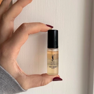 YSL Pure Shots Night Reboot Serum - YSL Pure Shots Night Reboot Serum i en liten flaska. Perfekt för att ge huden en fräsch och återfuktad känsla. 