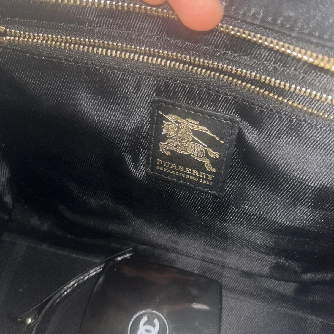 Svart quiltad handväska med dragkedja - 2