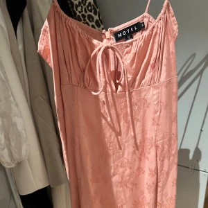 Rosa klänning från Motel - Bra skick! 🩷