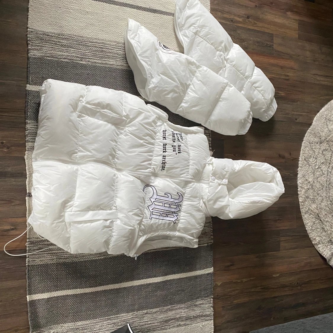 Vit pufferjacka med tryck - 2