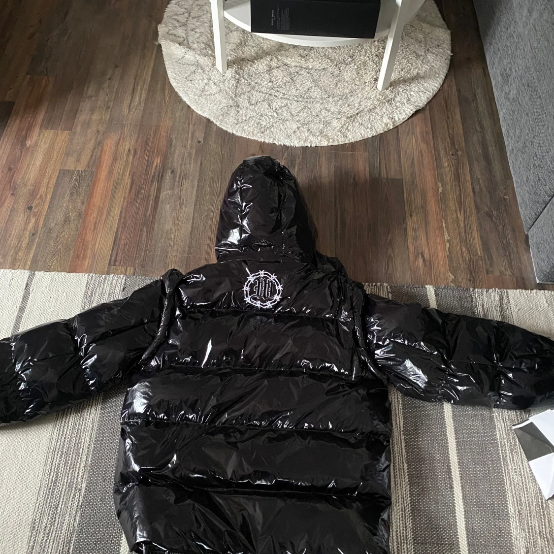 Svart glansig pufferjacka med huva - 1