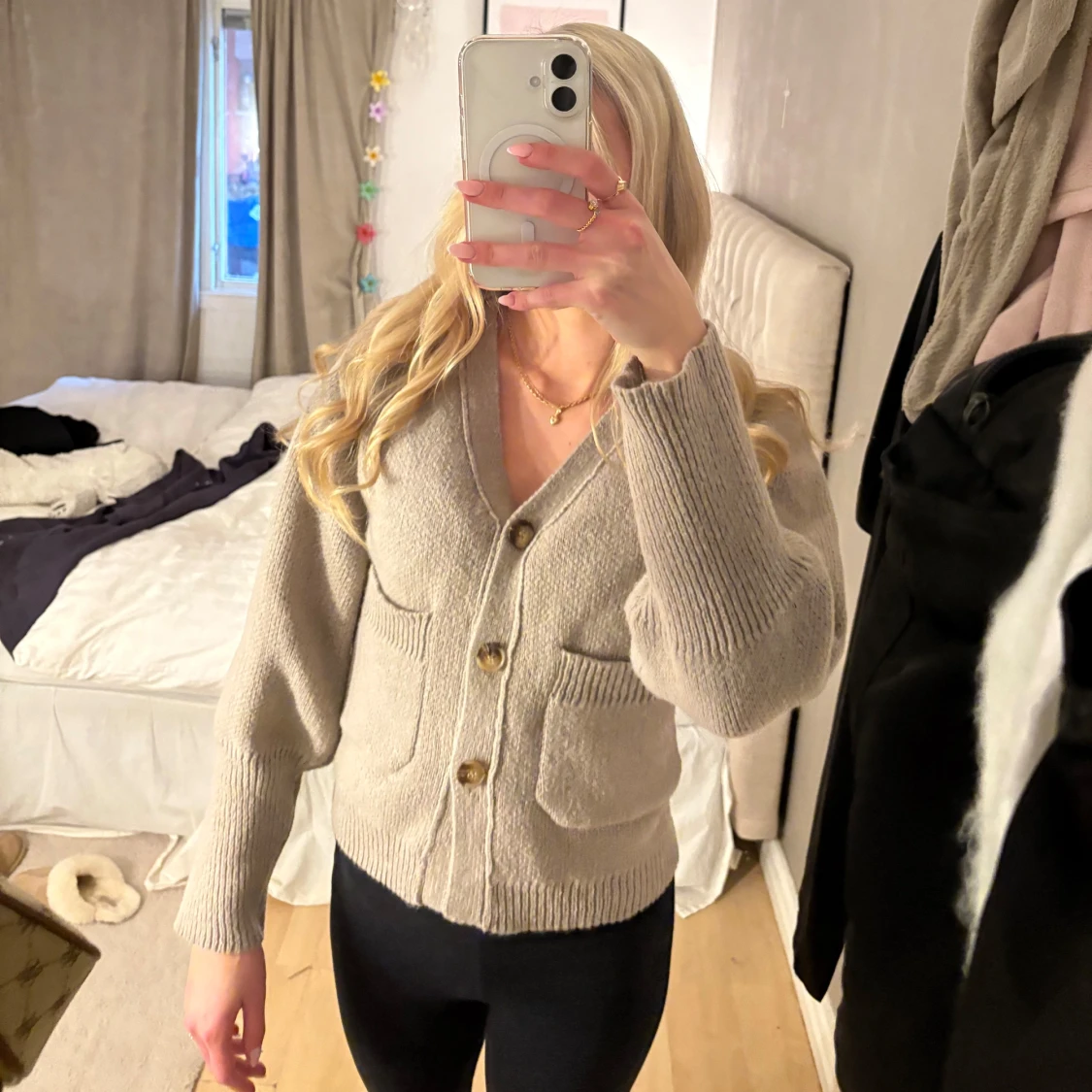 Beige stickad kofta med knappar