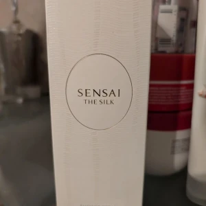 Sensai The Silk  - Elegant duschcreme från Sensai med namnet The Silk. Perfekt för den som söker en sofistikerad doftupplevelse. 