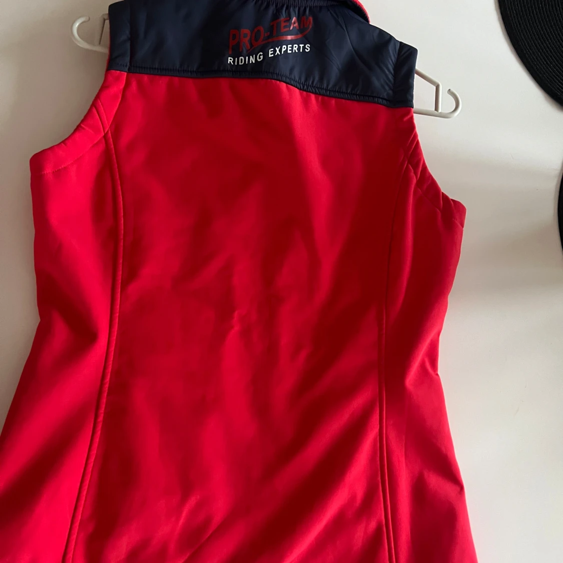 Röd och marinblå väst från Pro-Team - 1