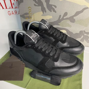 Valentino Rockrunner Skor - Tja, säljer dessa Valentino Rockrunner skor i 9/10 skick, nypris ca 8000kr, säljer för endast 1999kr, använd i ca 3 månader, du får med dustbag & kort samt extra snören, änden saknas på ena skorsnöret (se bild 4) men inget som syns, om du har några frågor eller funderingar skicka Pm 📩// Mvh HamWear