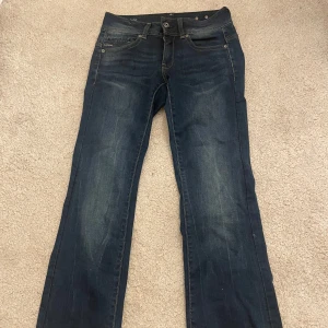  lågmidjade jeans - Jättesnygga mörkblåa lågmidjade jeans från G-star i storlek 28/30. Jeansen är väldigt små i storlek❤️Pris kan diskuteras!! Priset jag köpte de för är 1400&kr och har aldrig använt de. Super fina detaljer och perfekta jeans. Hör av er för fler frågor och mått!❤️