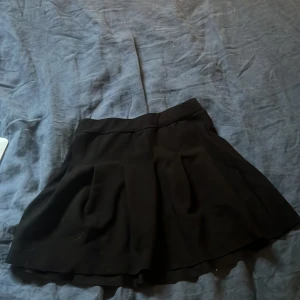 Svart kortkjol - Svart kortkjol från Kappahl i storlek 134/140. I fint skick, endat använd ett fåtal gånger