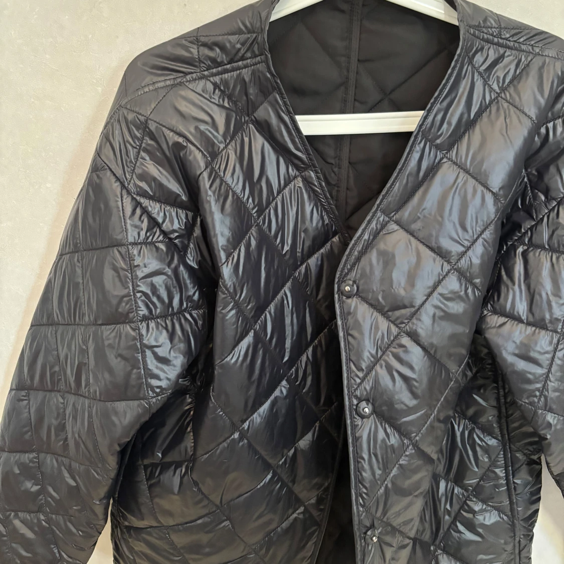 Svart glansig jacka  - 1