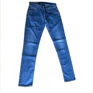 Dondup George jeans - Säljer dessa riktigt feta Dondup jeansen i modell George! Storlek W32, skick 9/10! Midjemått: 38 cm, lår: 25 cm, längd: 106 cm, innerbenslängd: 80 cm, bredd vid foten: 15 cm. Skriv för fler funderingar eller frågor!