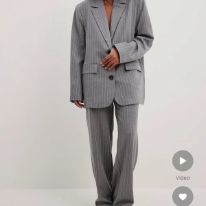 Kostymset  - Säljer sett kostym set från NAKD som jag verkligen älskar!! Jobbar inte längre på företag med dresscode så har ingen användning av den längre tyvärr..
