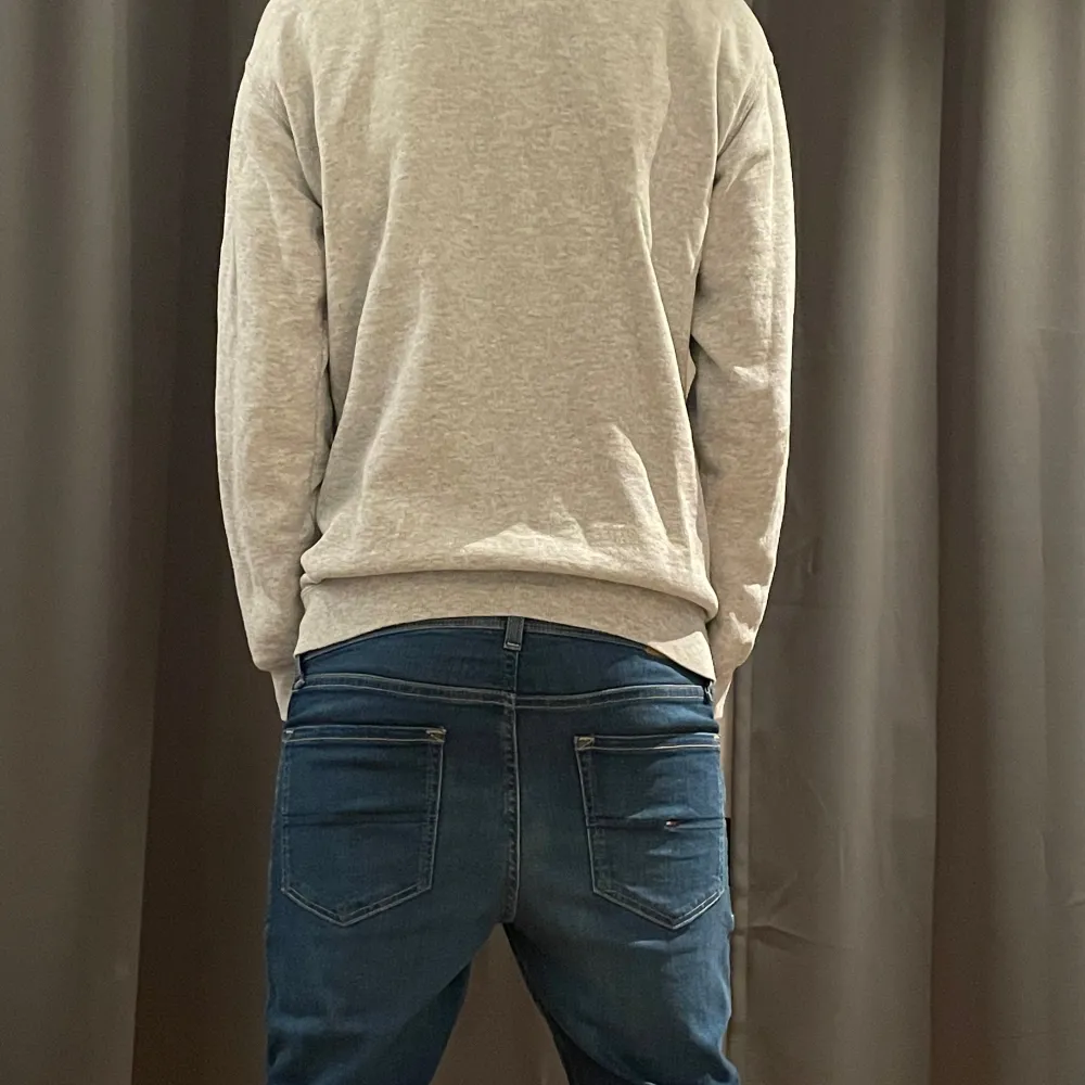 Säljer en grå hoodie med Kanada tryck. Vet inte riktigt nypris eftersom ja har ärvt den. Men jag skulle säga att 199kr är ett rimigt pris. Storlek S. Hör av er vid minsta lilla fråga eller fundering🤩. Neuletakit & Villapaidat.