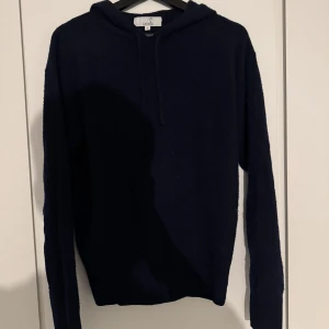 Mörkblå kashmir hoodie från Carmes - Säljer en  mörkblå kashmir hoodie från Carmes i storlek S. Tröjan är i 9/10 skick, hör gärna av er vid fler frågor.