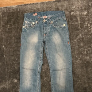Blå jeans från True Religion - Säljer ett par snygga blå jeans från True Religion