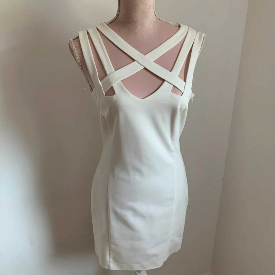 Vit klänning med korsade band - 2