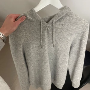 Merinoull hoodie - Tjenare säljer denna sjukt feta merinoull hoodien till ett bra pris då den ej kommer till användning numera! En defekt vid kragen men inget man tänker på från avstånd! Skriv vid frågor och/eller funderingar mvh ville ✨