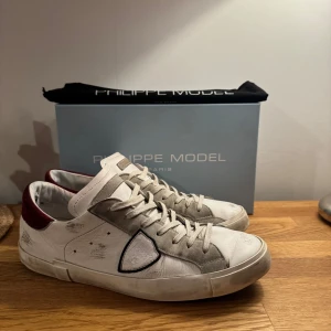  Philippe Model skor - Philippe Model PRSX | skick 7/10( några små defekter) | stl: 45 | inköptes för 2599kr säljes för 1300 | Allt OG medföljer | bara att skriva för fler bilder eller funderingar. Priset är ej hugget i sten ‼️