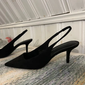 Svarta klackar med spetsig tå - Snygga svarta klackar med spetsig tå, endast använt dom inomhus nån enstaka gång så dom är som nya☺️Säljer då dom är för små för mig:(