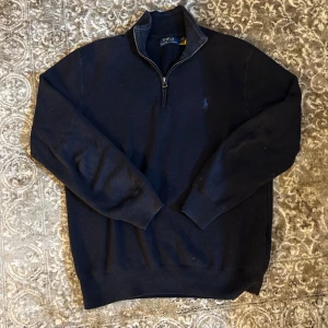 Polo Ralph Lauren halv zip - Skitsnygg tröja från Polo Ralph Lauren med halvzip | Nypris runt 2000kr och mitt pris 799kr | skick 8,7/10 | Pm vid några frågor och funderingar❗️