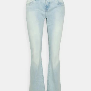 Ljusblå bootcut jeans - Säljer ett par jättesnygga jeans från ltb, köpa för 850. Det är storlek 29x30 men dom är små i storleken och lite längre så skulle säga att det är en mer en 28x32. Ge gärna prisförslag på det högsta ni kan tänka er att köpa byxorna för💓