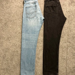2 par Jeans - Svart o ljusblå - Väldigt bra skick ( 9/10 ). Båda jeansen är sparsamt använda Max 10 ggr. Kolla bilderna noga så får ni reda på information. Varje jeans köpt för 599kr styck.  Blå Jeans = 349kr   Svarta Jeans = 349kr  Båda för: 549kr!