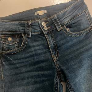 Säljer min gamla Gina tricot jeans. Har inte använt på länge men dom är fortfarande super snygga. Köpte för 350 men säljer för 150kr.